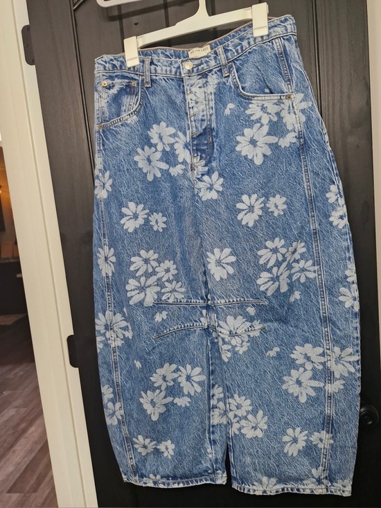 Free People Denim - Free people WE THE FREE flower barrel jeans size 30